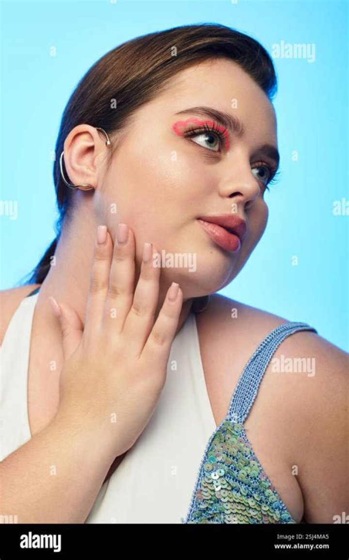 Blue_eyed_darkness flaunting her makeup